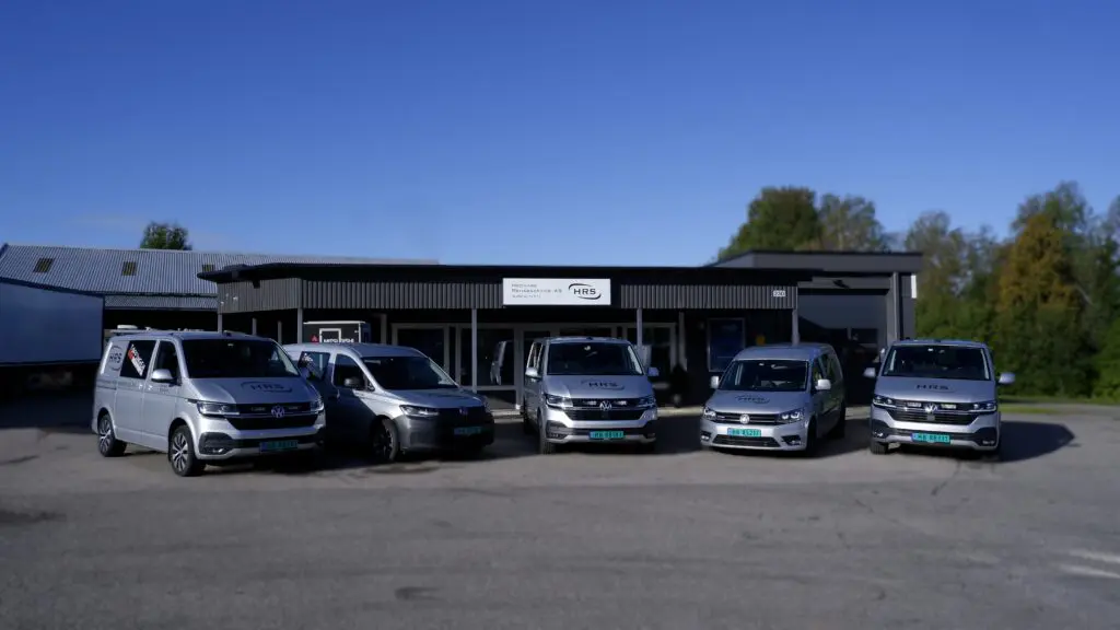 Hedmark Rehabservice sine servicebiler foran lokalene i Våler